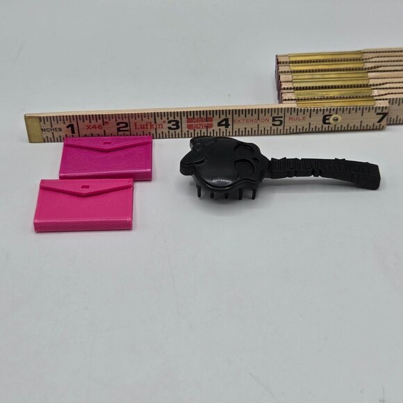 Monster High Doll Accessories Set: Draculaura & Spectra Vondergeist Picture Day - Picture 4 of 6